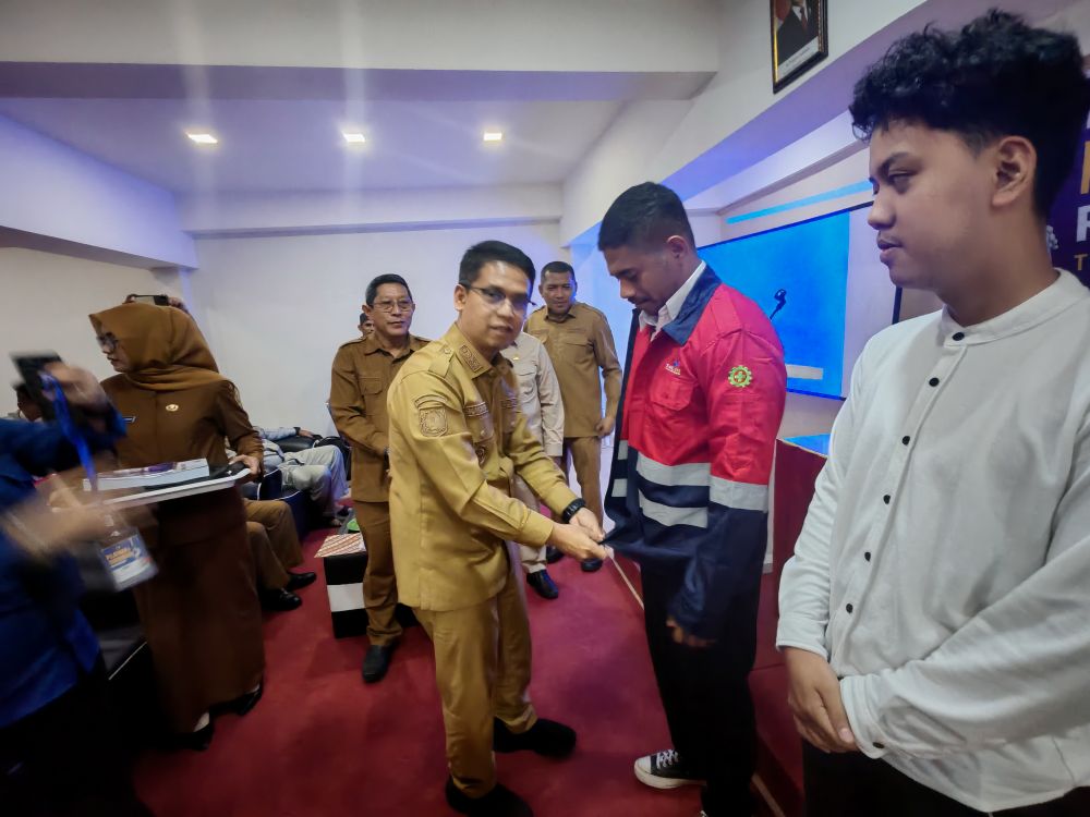 Bupati Karimun, Iskandarsyah memasangkan jaket kepada peserta pelatihan rigger yang dilaksanakan Pemerintah Kabupaten Karimun.