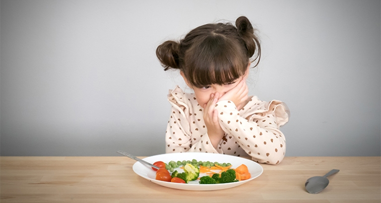 ILUSTRASI. Anak perempuan enggan makan ketika sedang sakit.