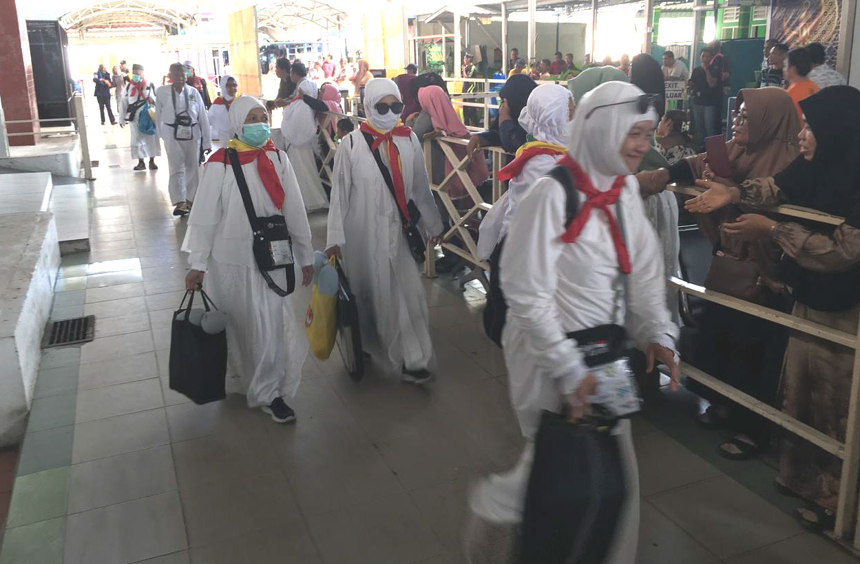 Para jamaah haji karimun saat tiba di pelabuhan domestik tanjungbalai karimun.