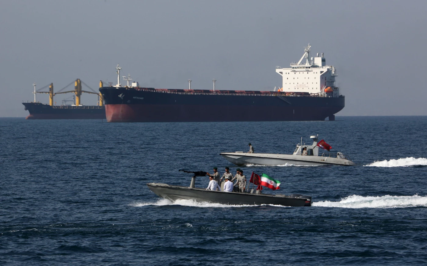 AKTIVITAS di jalur perdagangan Selat Hormus diantara Teluk Persia dan Oman.