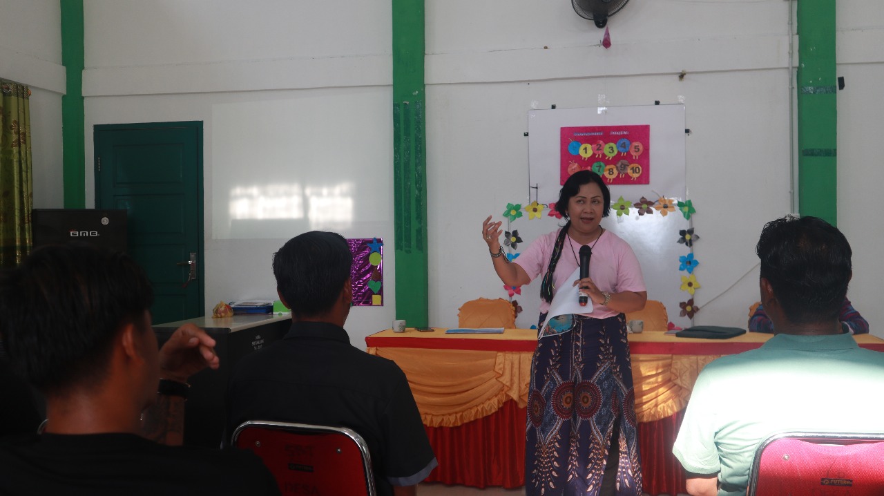 Pengurus Inisiasi Masyarakat Adat (IMA) memberikan pehamahaman soal perlindungan nelayanan ke nelayan di Anambas.