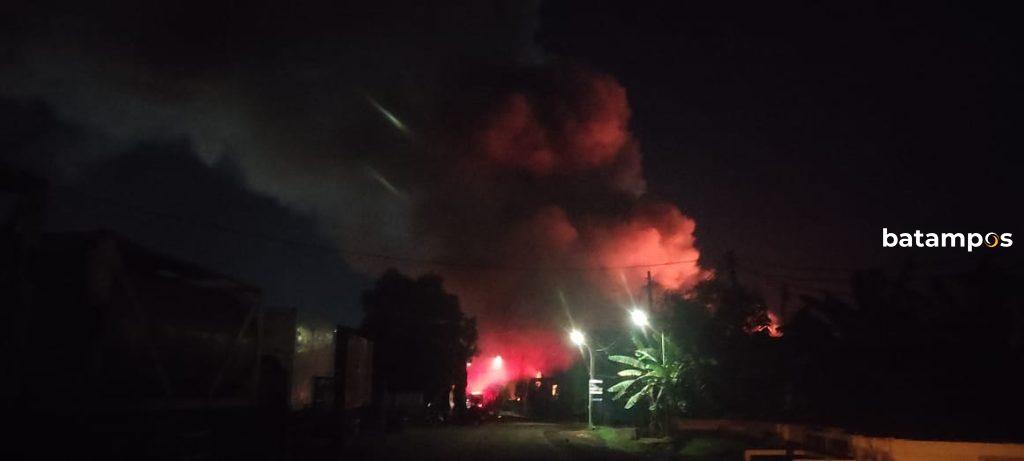 Kebakaran di kawasan PT Desa Air Kargo, Kabil. f. Cecep Mulyana/Batam Pos