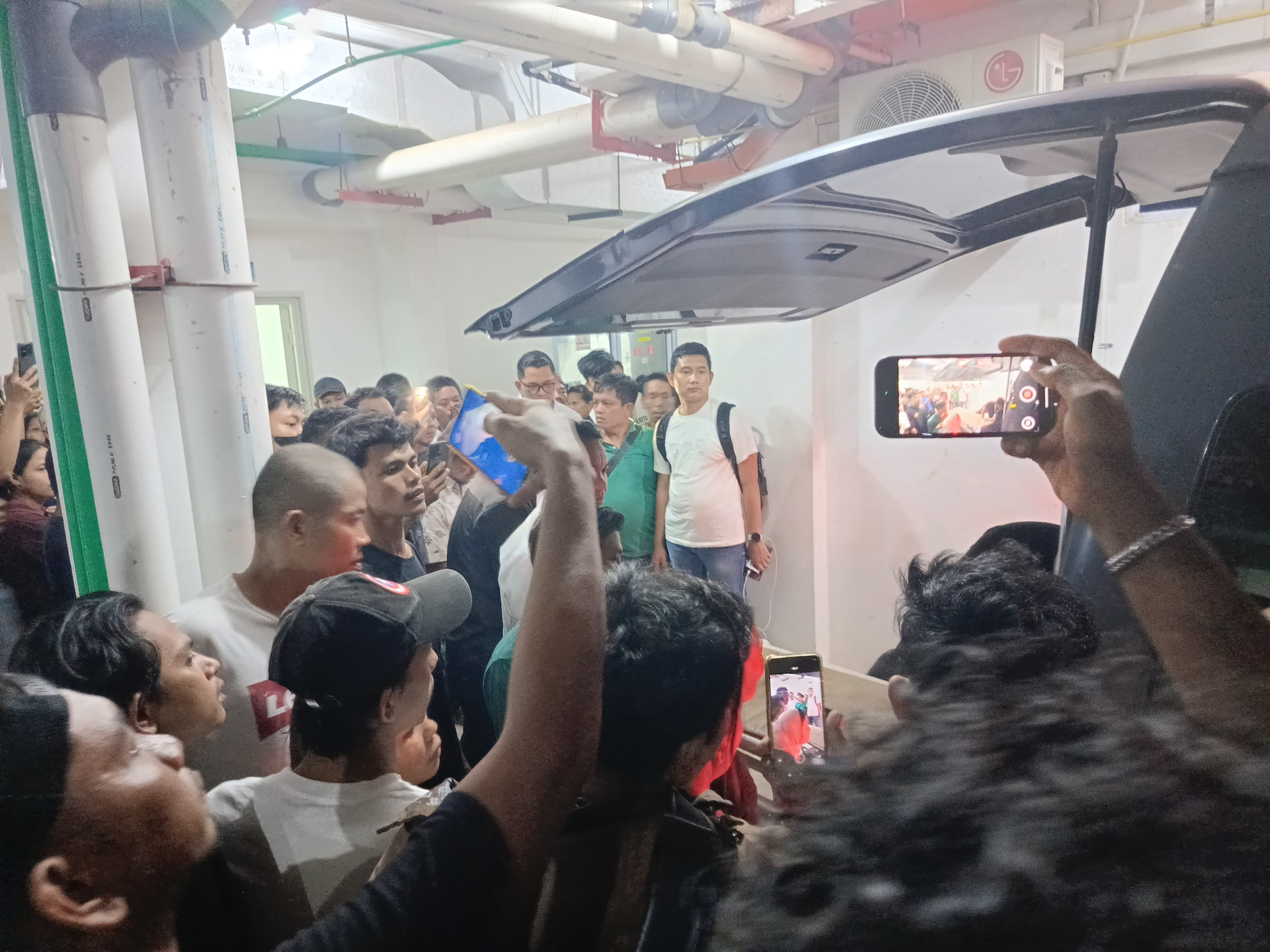 Keluarga korban kebakaran kapal di PT ASL, Tanjunguncang, Batam berdatangan ke RS Graha Hermine untuk melihat keluarga mereka.