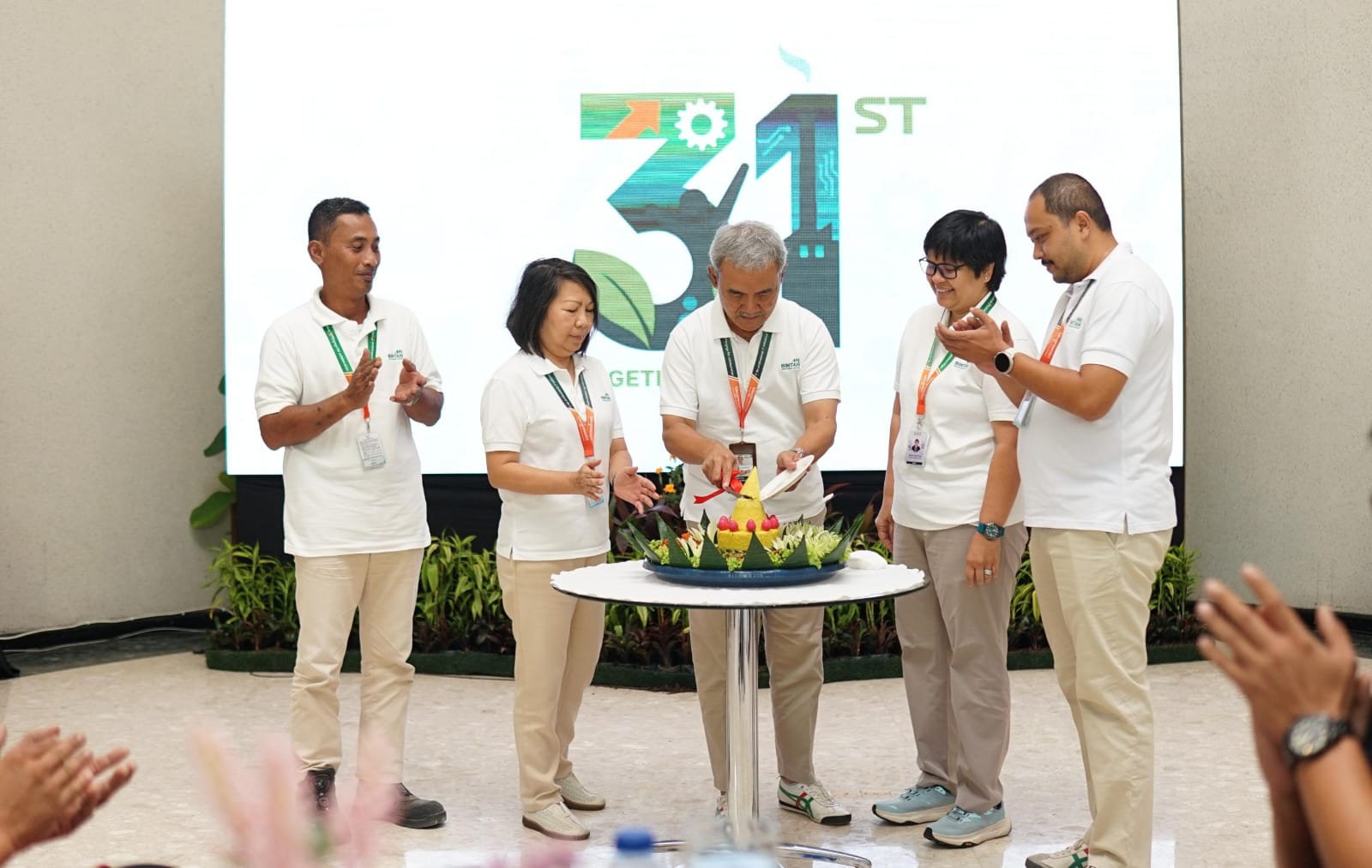 GM PT. BIIE, Aditya Laksamana bersama jajarannya saat prosesi pemotongan tumpeng saat merayakan Hari Jadi Kawasan Bintan Industrial Estate yang Ke-31 tahun di Wisma BIE, Selasa (24/6/2025).