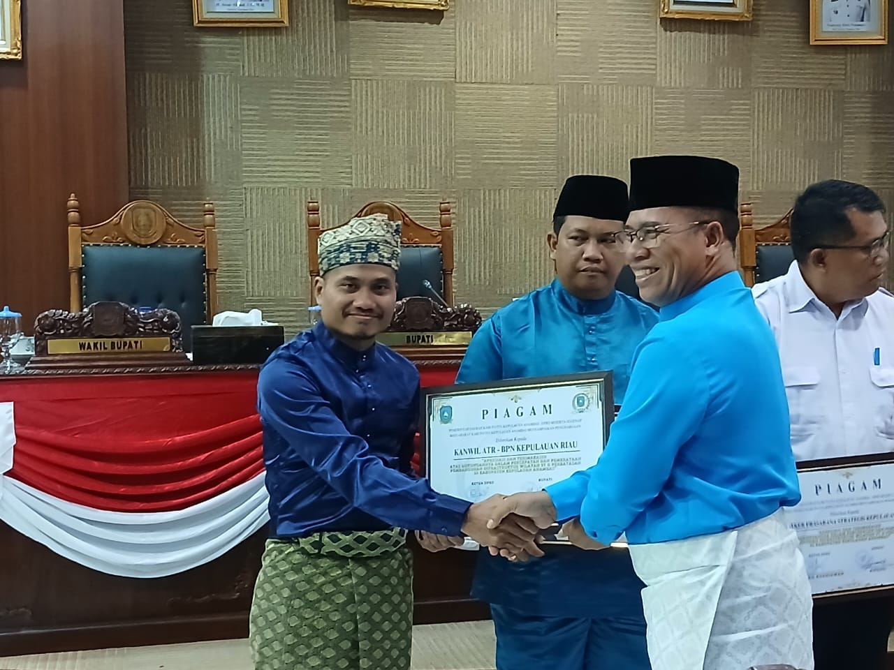 Bupati Anambas, Aneng menyerahkan piagam kepada perwakilam Satker PUPR usai kegiatan diskusi pembangunan daerah terpencil dan tertinggal.