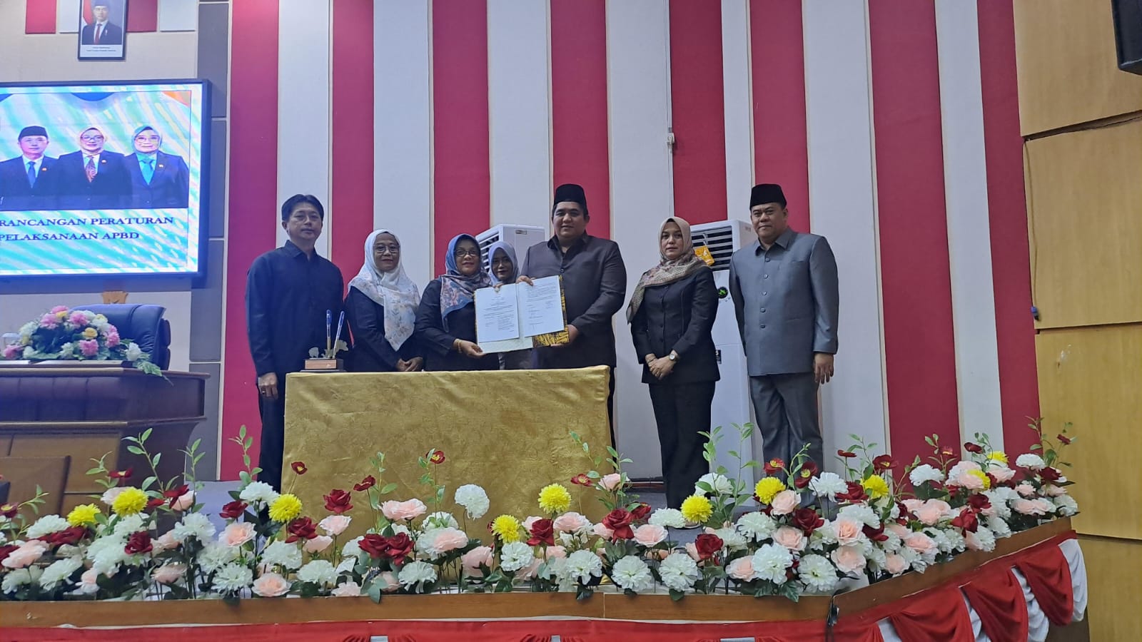 Bupati Bintan, Roby Kurniawan menyerahkan dokumen persetujuan bersama Ranperda pertanggungjawaban pelaksanaan APBD 2024 kepada Ketua DPRD Bintan, Fiven Sumanti di kantor DPRD Bintan, Bintan Buyu.