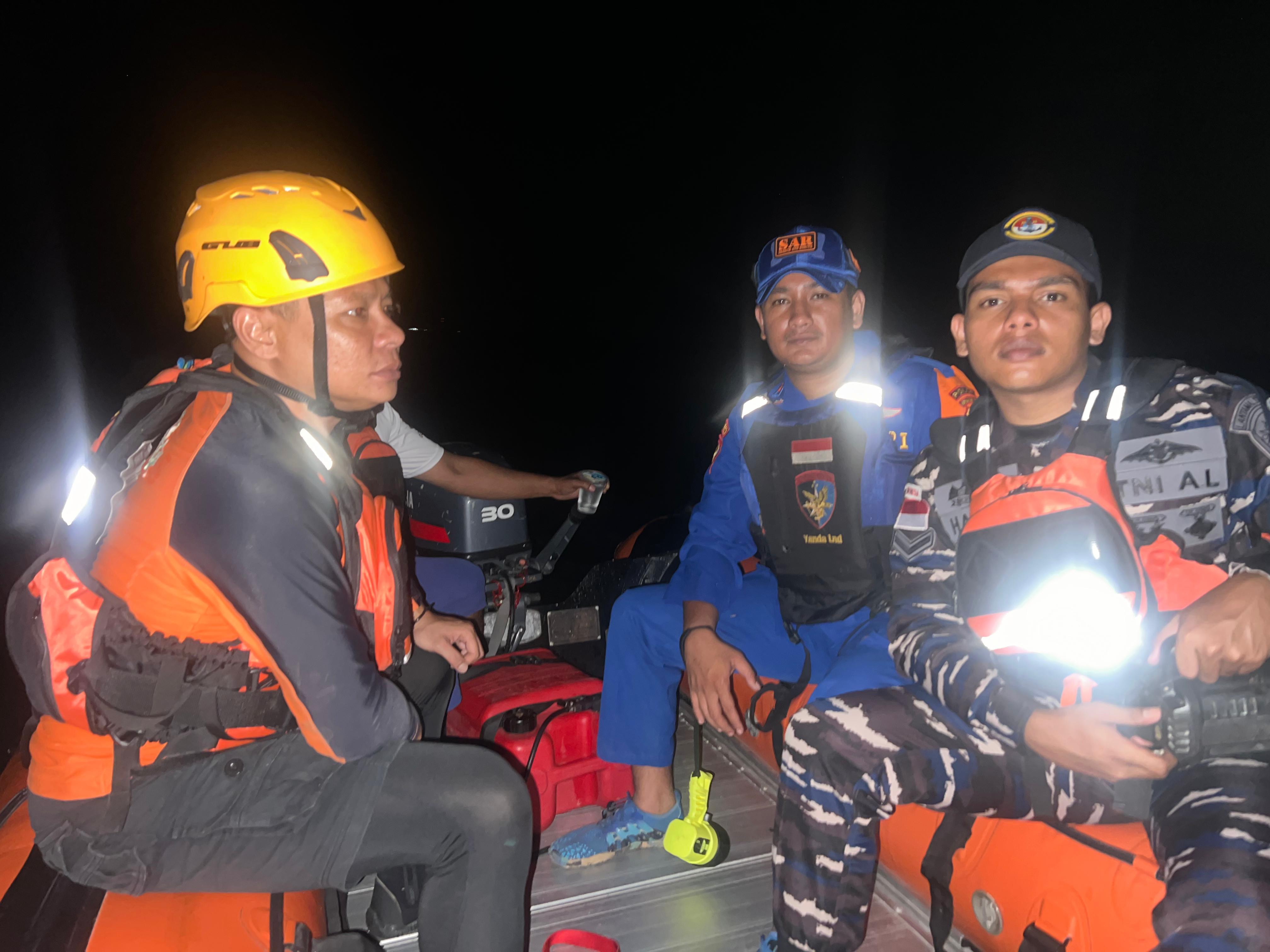 upaya pencarian korban tenggelam dilakukan hingga malam.