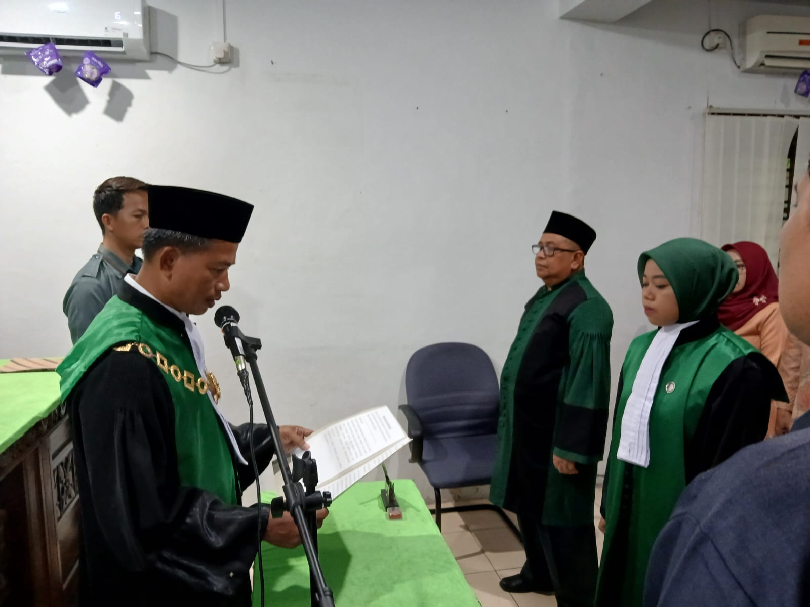 Ketua PA Tarempa, Kusnoto saat melantik Hakim baru, Irma Zhafira di ruang sidang utama PA Tarempa.