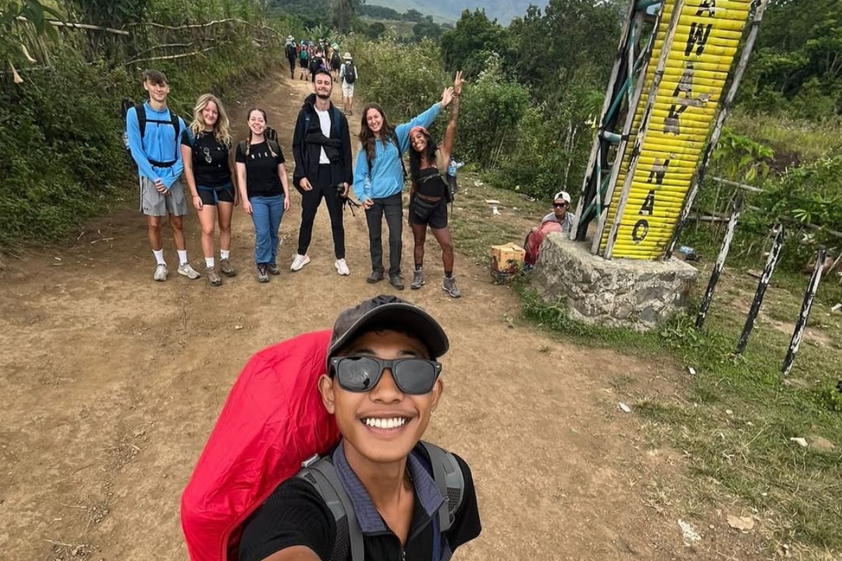 Korban Juliana Marins (paling kanan) melakukan swafoto dengan rekan dan pemandu saat awal melakukan pendakian di Gunung Rinjani. F Social Media via O Tempo