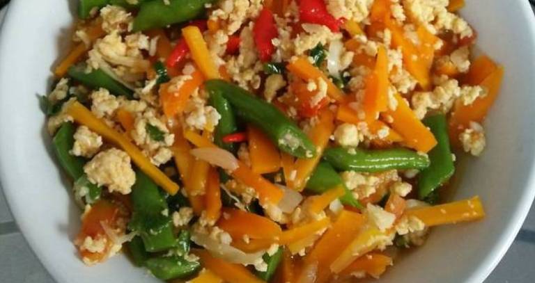 ILUSTRASI. Menu makan malam praktis, tumis telur sayur.