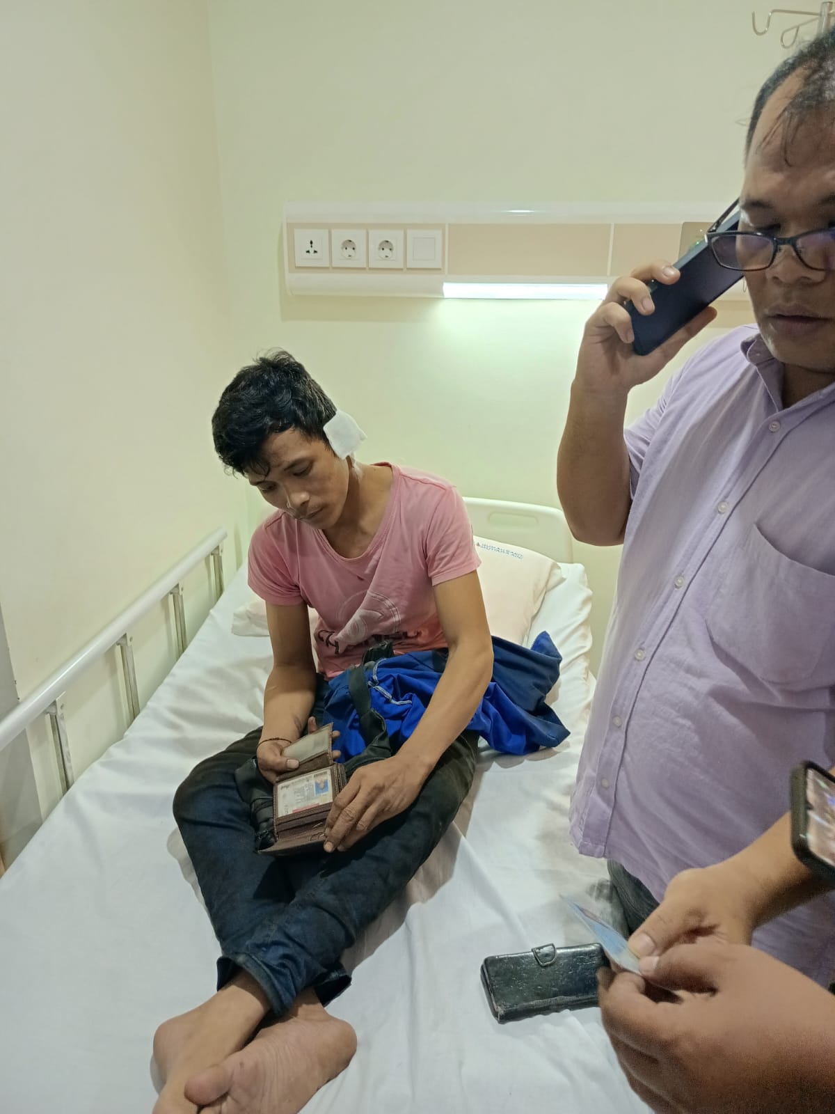 Salah seorang korban selamat dari kebakaran kapal di galangan kapal PT ASL, tanjunguncang saat mendapat perawatan.