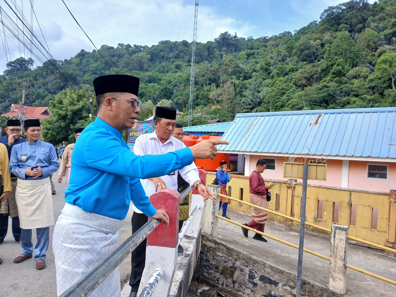 Bupati Anambas, Aneng bersama Kepala BWSS IV Batam, Daniel meninjau lokasi rawan banjir di kawasan Sungai Sugi, Tarempa.