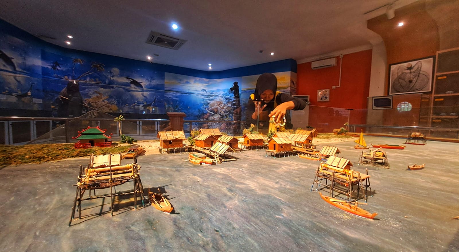 Noviara Azhari, salah satu pelajar yang mengabadikan kehidupan masyarakat pesisir dalam lensa ponselnya di Museum Bahari Bintan.