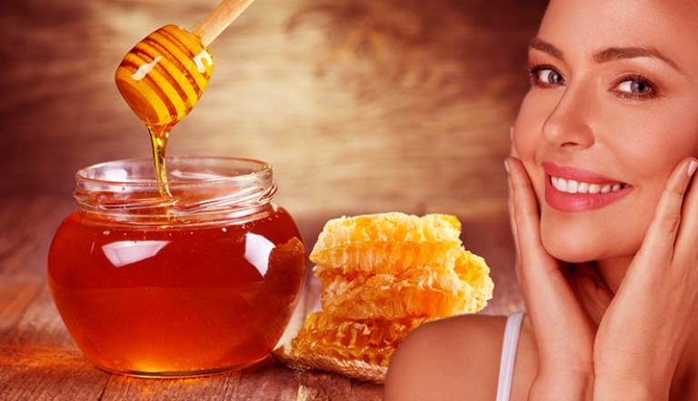 ILUSTRASI. Masker madu dipercaya mampu membuat wajah segar dan glowing.