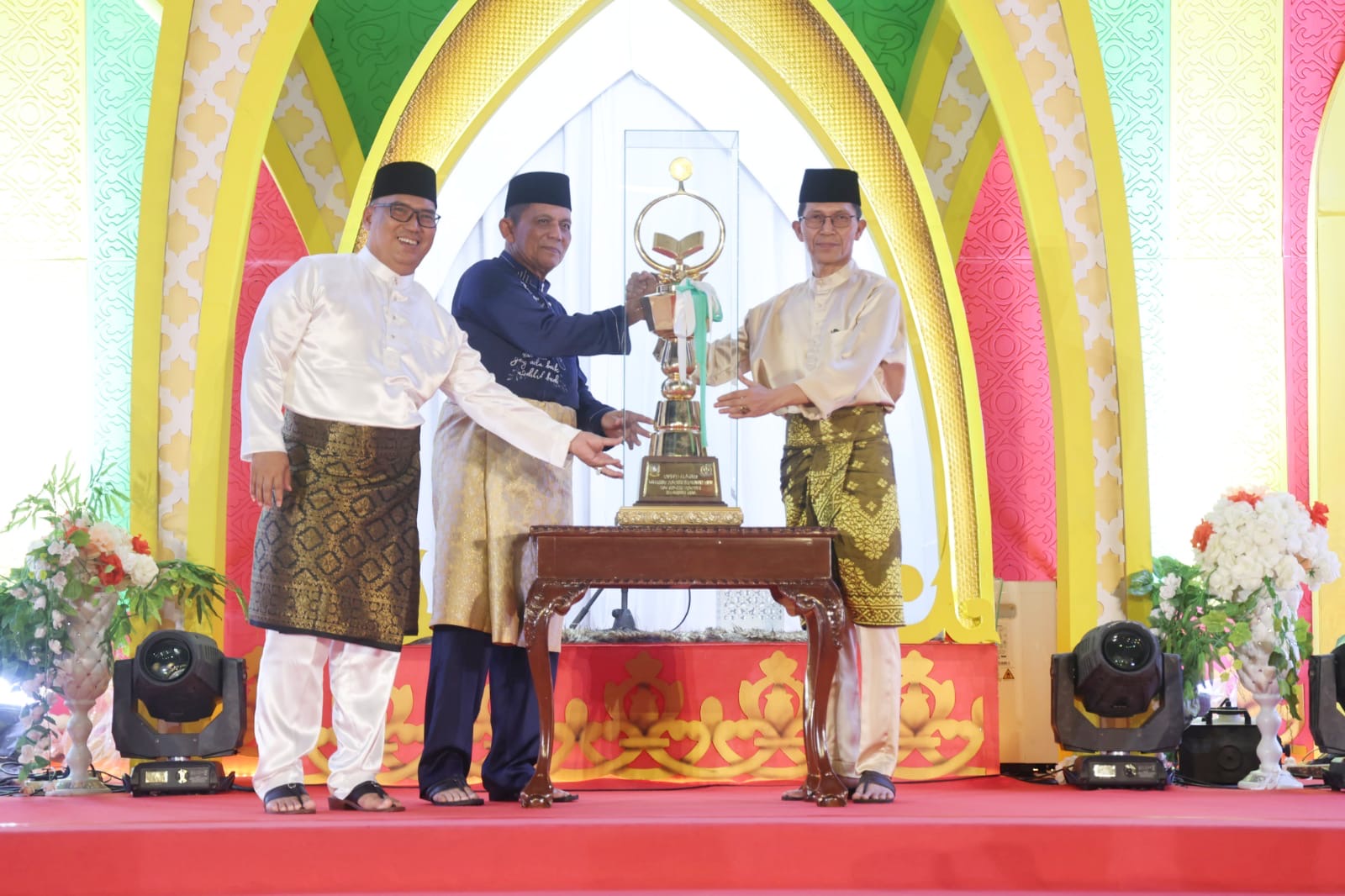 Walikota Batam Amsakar Achmad menerima tropi bergilir STQH diserhkan Gubernur Ansar Ahmad bersama Ketum LPTQ Kepri Nyanyang Haris Pratamura.