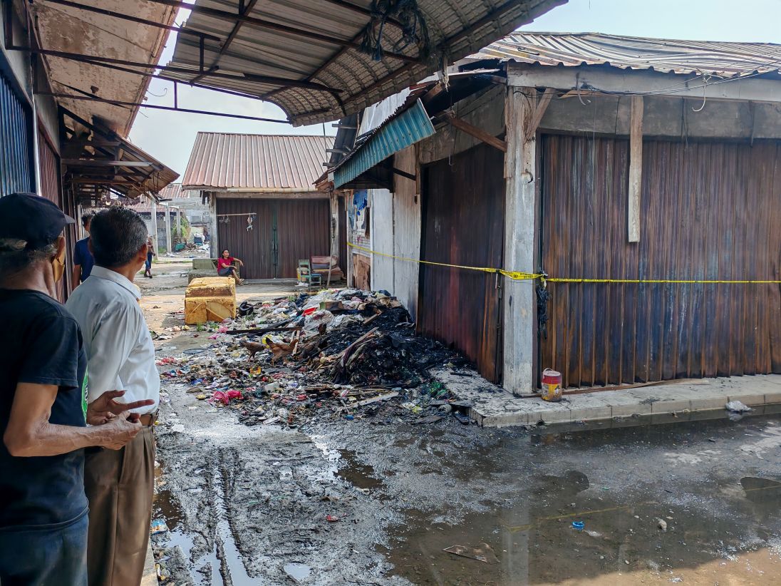 Gudang penyimpanan barang bekas terbakar di Pasar Telaga Mas, Kelurahan Sei Lakam Barat, Kecamatan Karimun.