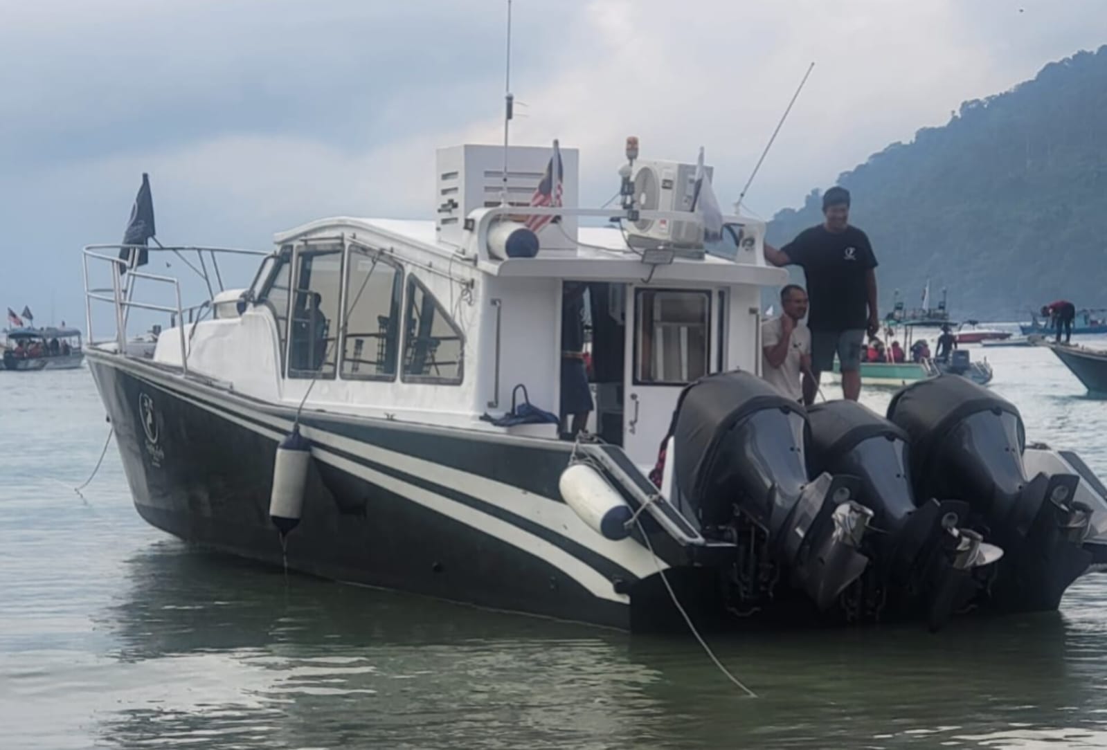 Kapal SB Santai Lady milik perusahaan asal Tioman sedang labuh jangkar di perairan Tarempa, Anambas usai melakukan perjalanan uji coba pelayaran internasional.