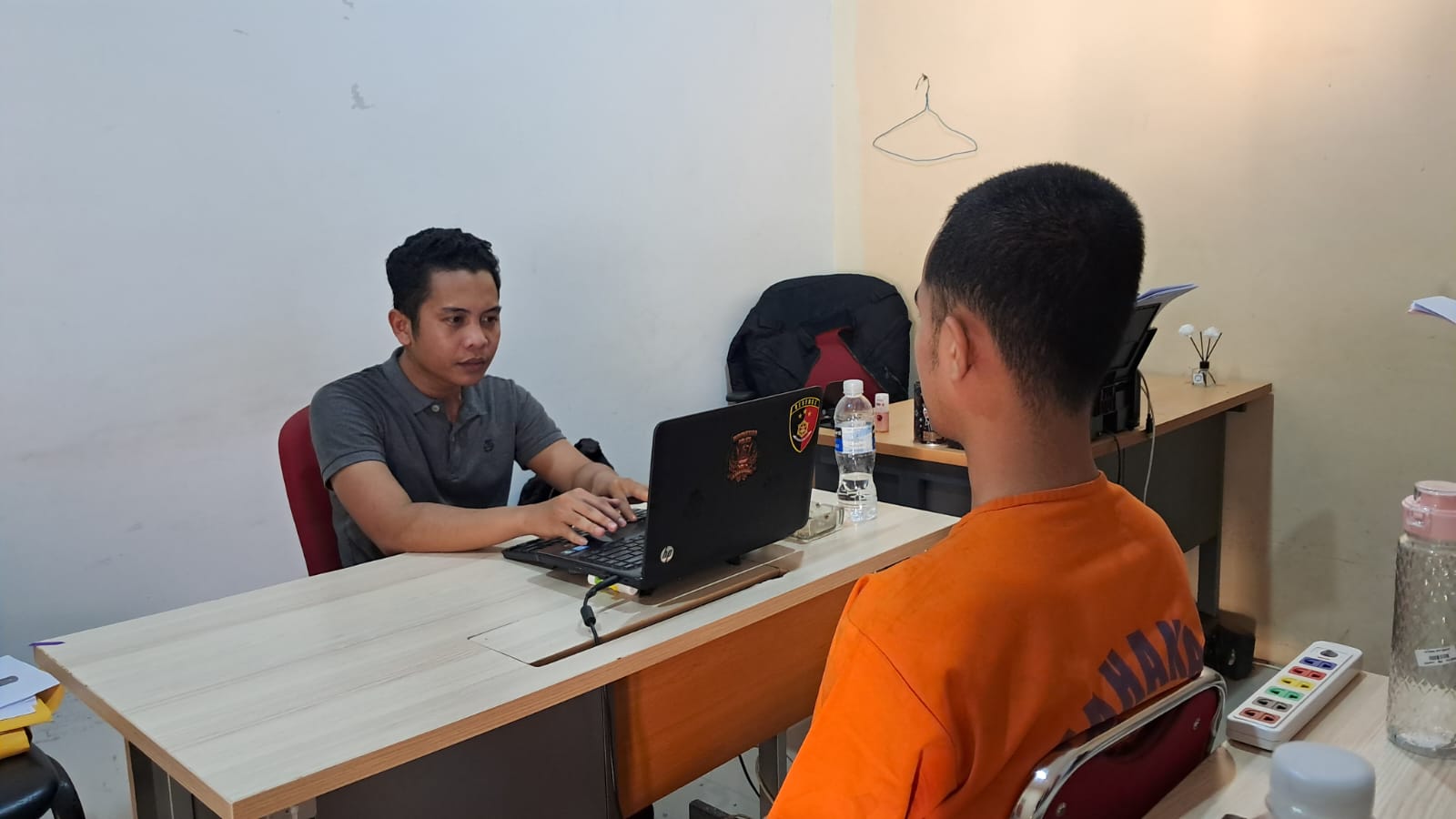 Pelaku menjalani pemeriksaan di ruangan Unit PPA Satreskrim Polres Bintan di Bintan Buyu.