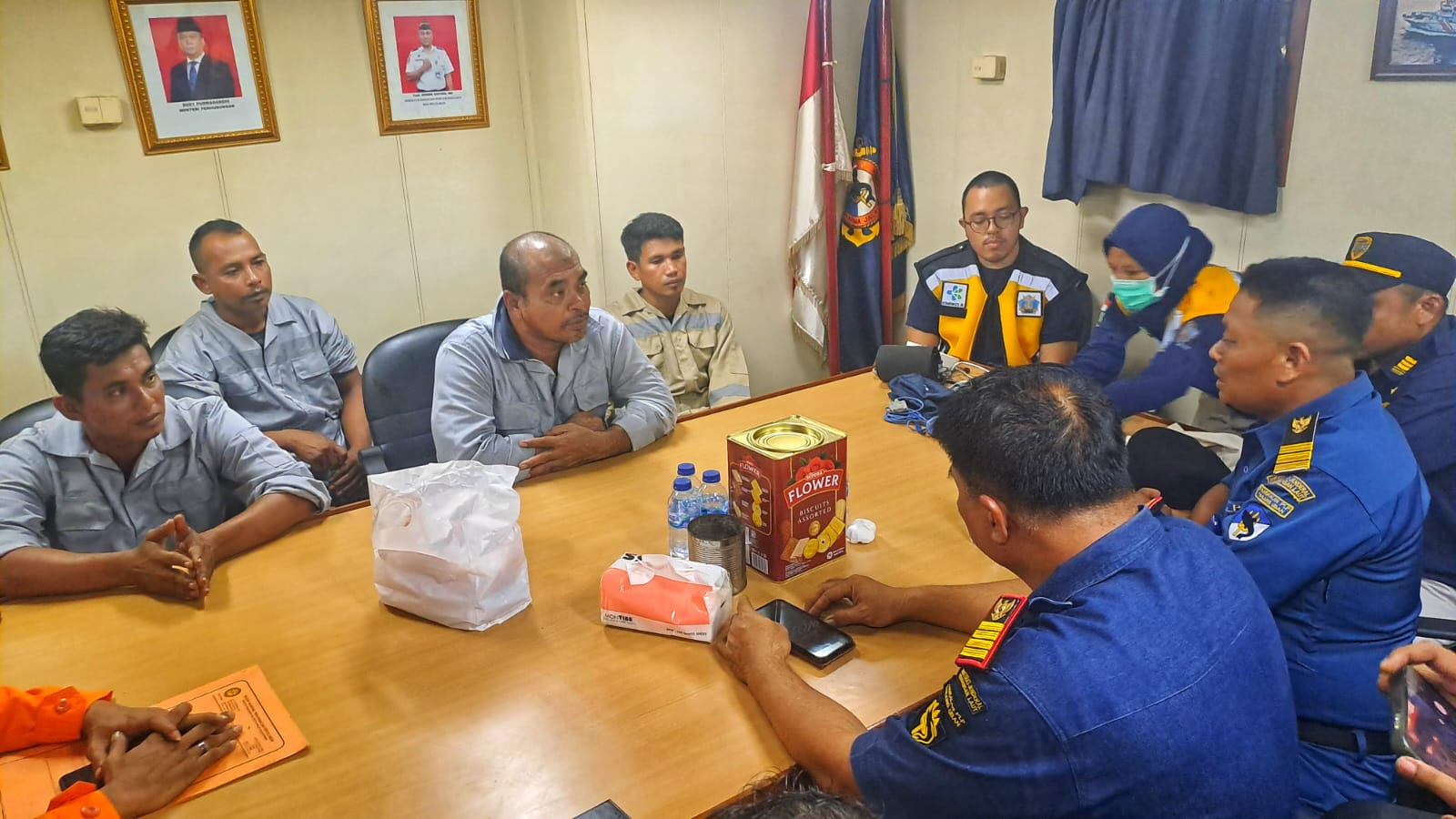 Kru KM Nusantara 5 saat menjalani pemeriksaan kesehatan oleh petugas kesehatan karantina di atas KN Kalimasadha di dermaga Pangkalan PLP Tanjunguban, Bintan pada Kamis (26/6/2025) malam.