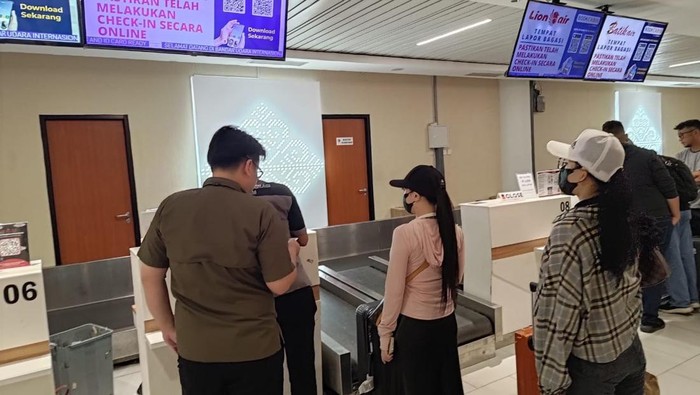 Dua WNA asal Vietnam yang terlibat pengeroyokan DJ di Batam dideportasi melalui Bandara Hang Nadim.