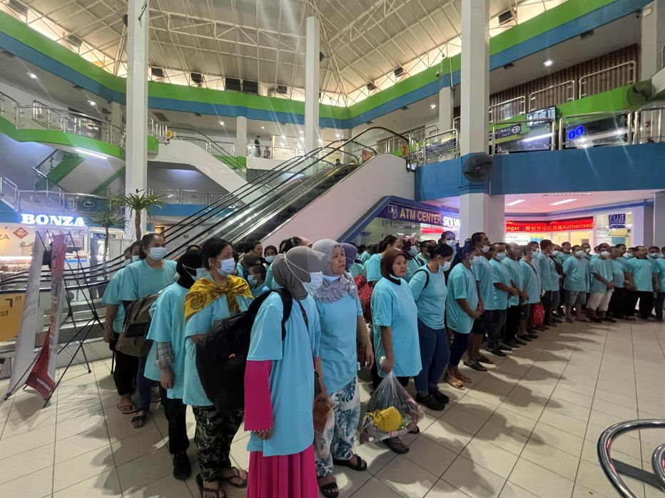 Para WNI usai dipulangkan dari Malaysia saat tiba di Pelabuhan Batam Center.