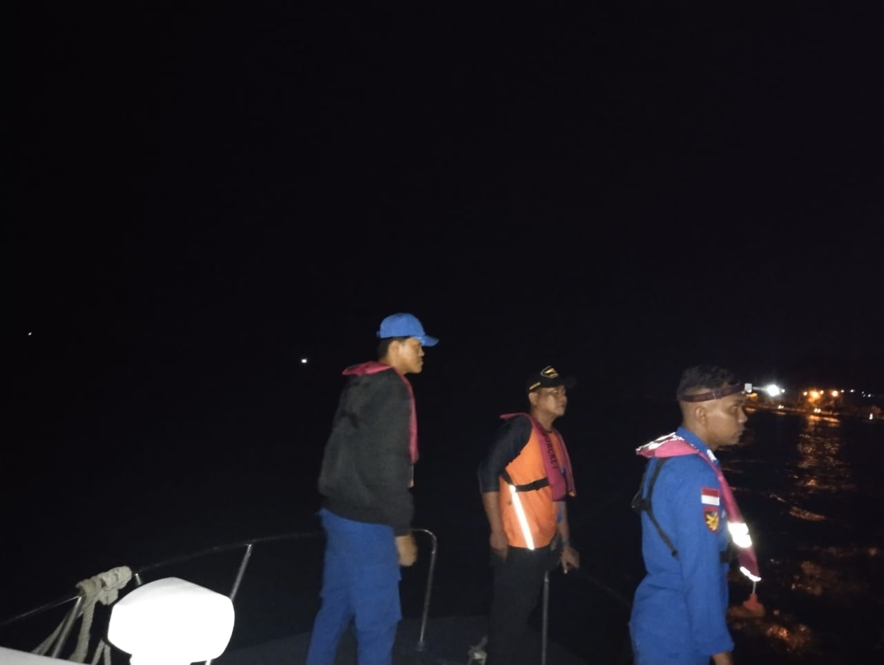 Anggota Satpolairud dan Basarnas melakukan SAR terkait kapal pompong pembawa kayu teki tenggelam di Perairan Selat Gelam.