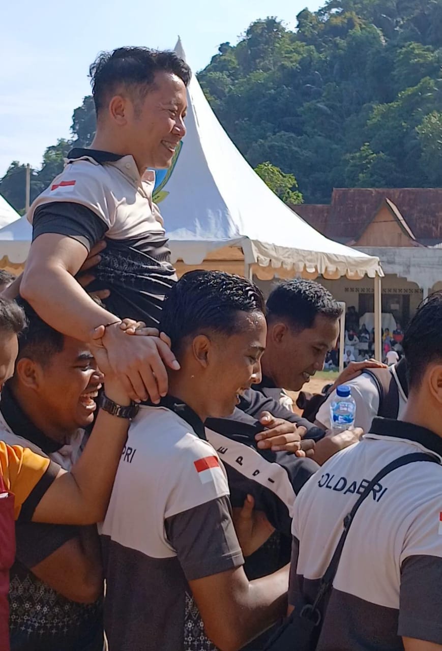 Kapolres Anambas, AKBP Raden Ricky Pratidiningrat saat digendong oleh personilnya usai nyatakan pamit dari Anambas.