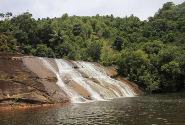 Air Terjun Temburun. Pemkab Anambas berencana manfaarkan debit air terjun untuk atasi persoalan air bersih di Siantan.