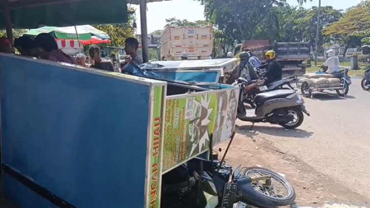 PKL di daerah Mukakuning, Batam yang terkena ban truk yang terlepas.