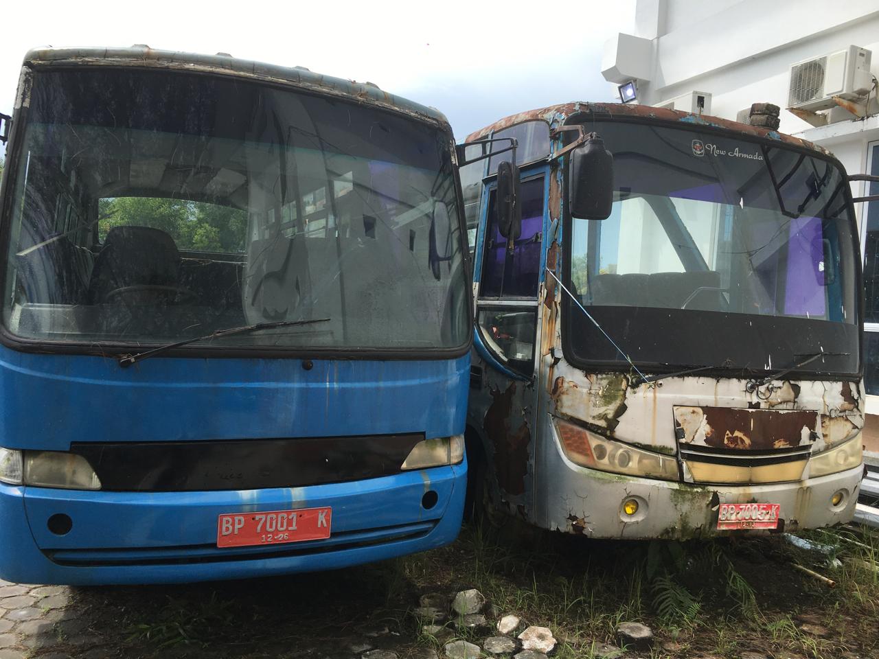 Bus sekolah yang tidak beroperasi karena sudah rusak.