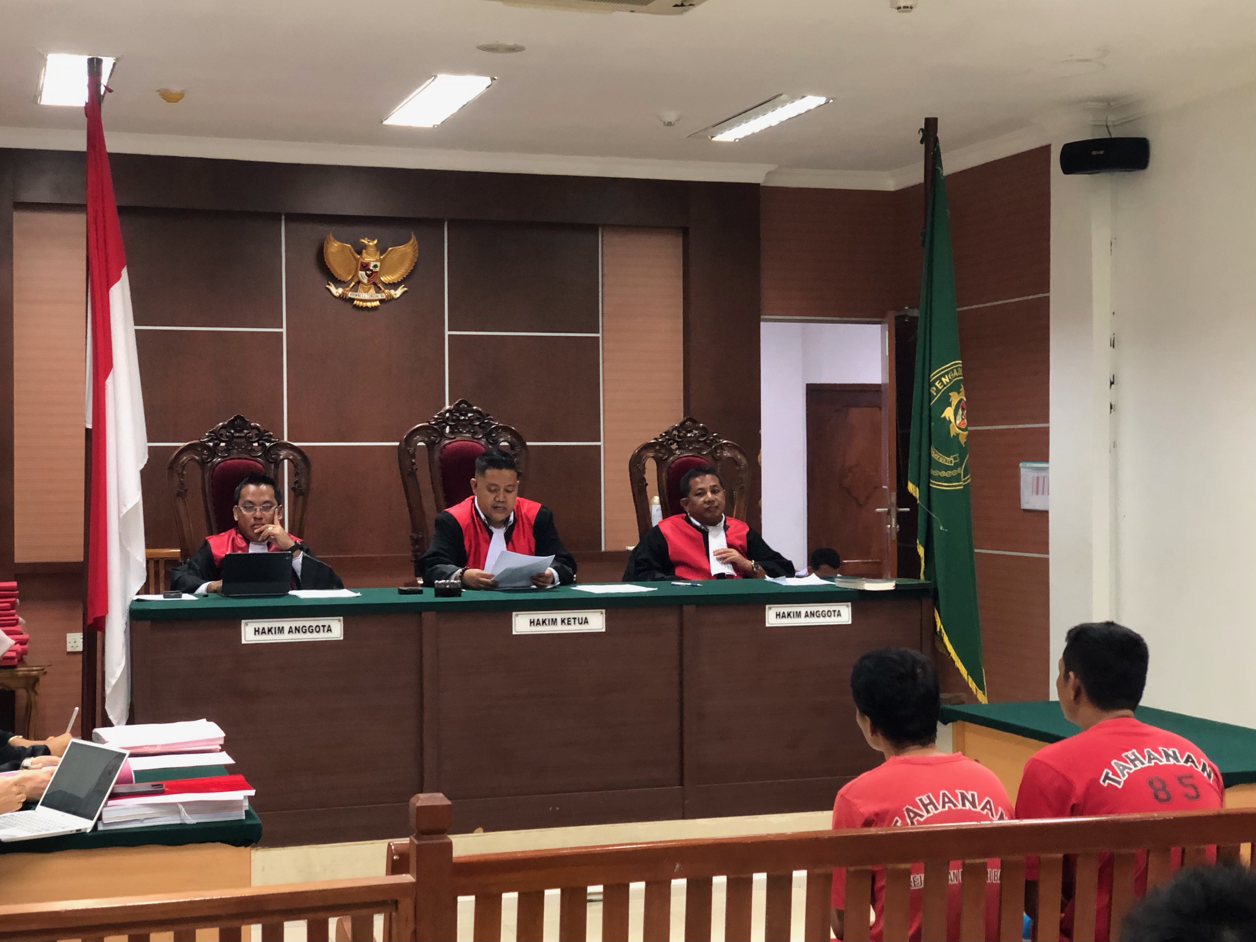Kedua terpidana saat mengikuti sidang vonis.