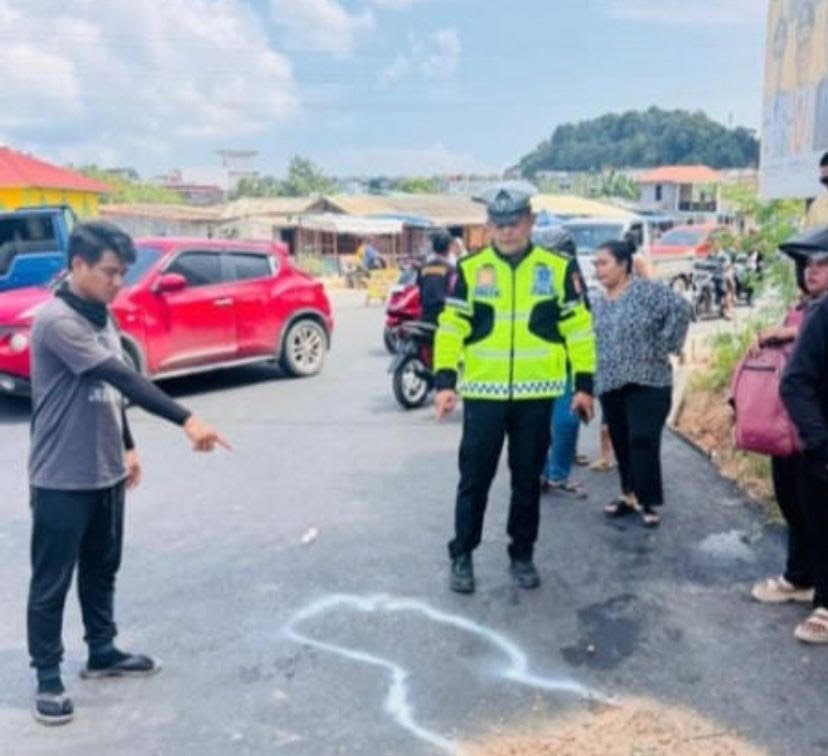Polisi olah TKP terjadinya kecelakaan yang menewaskan seorang pelajar.