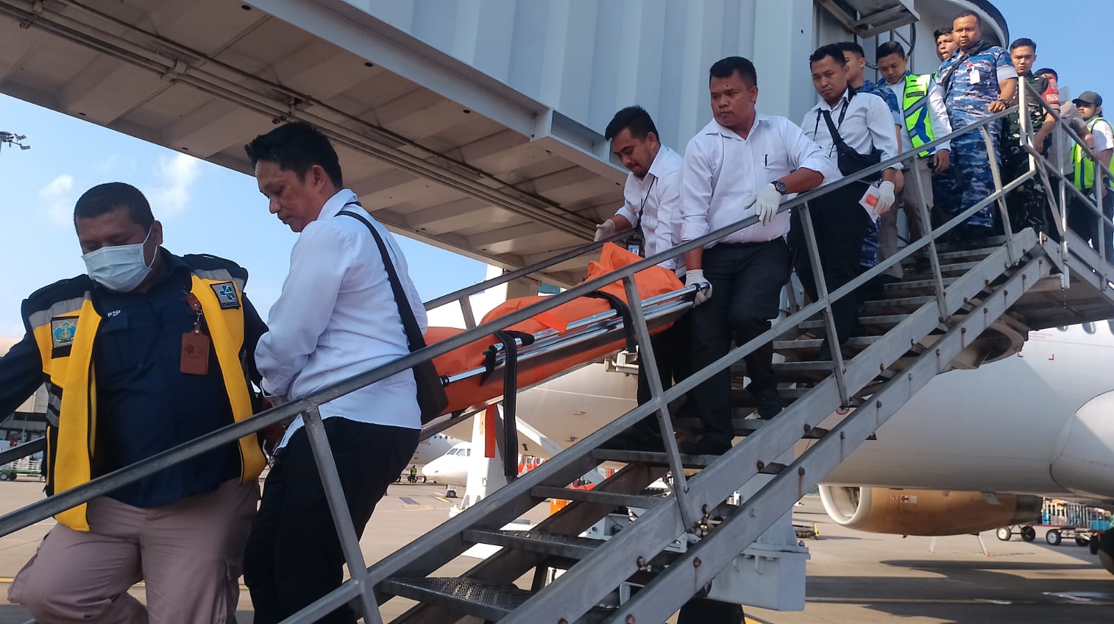 Petugas gabungan mengevakuasi penumpang Super Air Jet yang meninggal dalam perjalanan saat tiba di Bandara Hang Nadim Batam.
