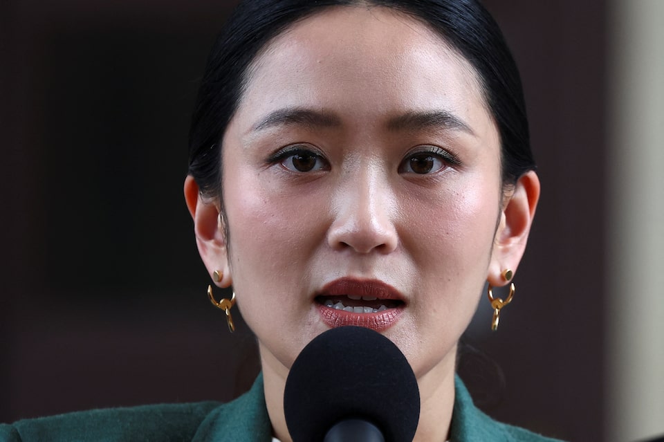 PAETONGTARN Shinawatra, ditangguhkan jabatannya sebagai Perdana Menteri Thailand menyusul skandal dengan mantan Petinggi Kamboja, Hun Sen.