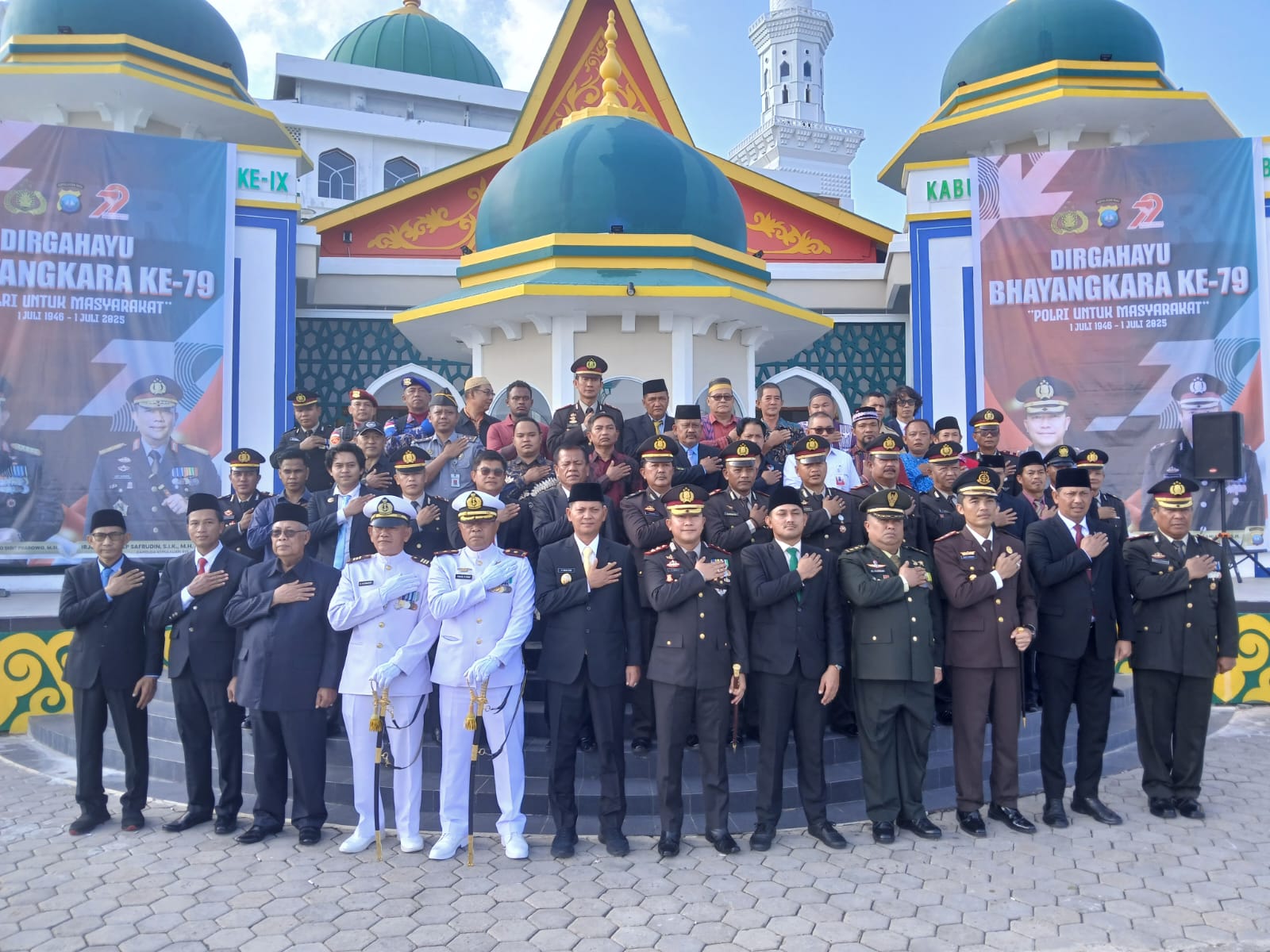 Foto bersama usai melaksanakan upacara HUT ke 79 Bhayangkara.