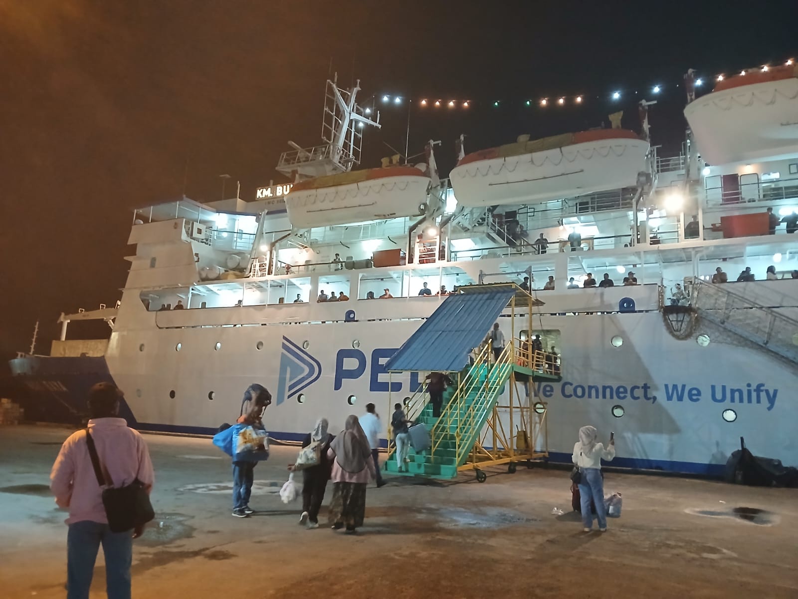 KM. Bukit Raya saat tengah menunggu penumpang di Pelabuhan Kabupaten Anambas.