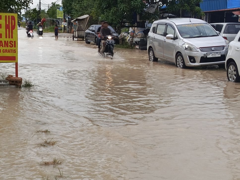 Jalan pemukiman di Marina banjir.