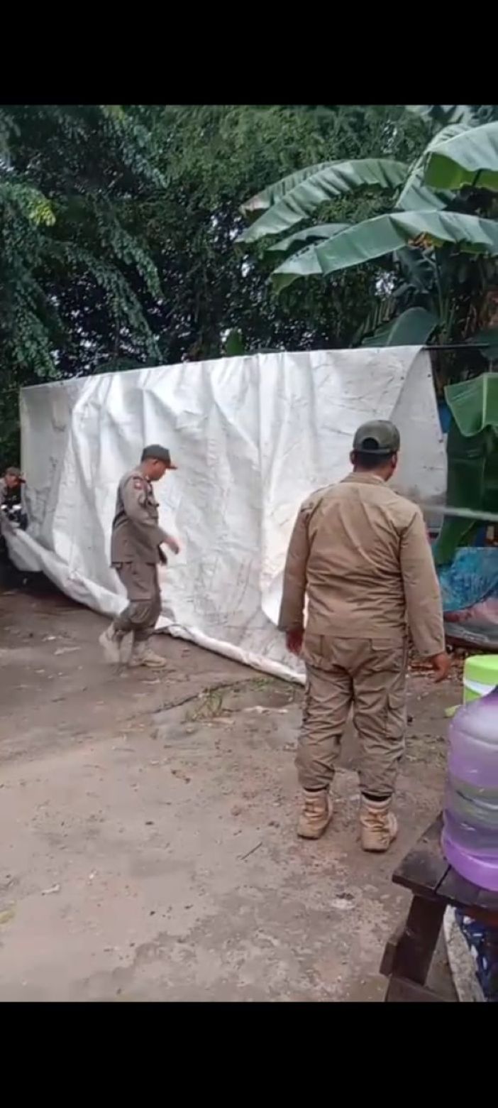 petugas Satpol PP melakukan penertiban di Simpang Hutatap Mandalay, Sagulung.