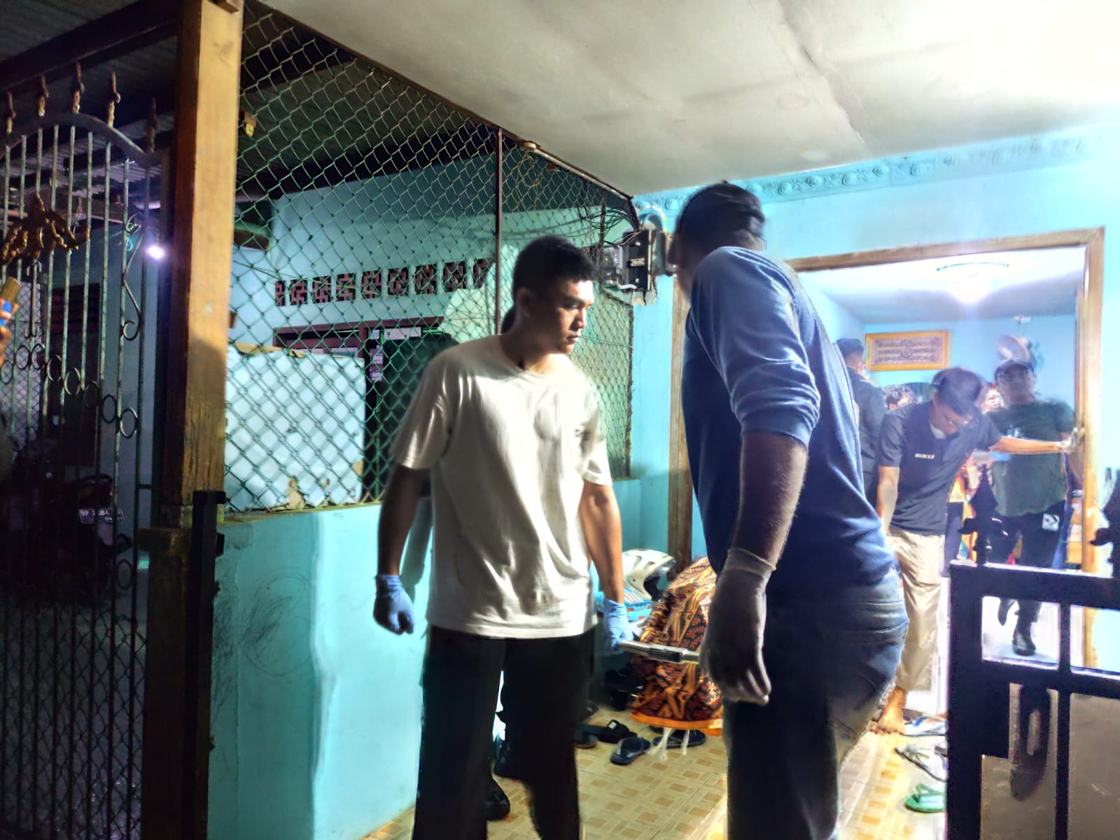 Kondisi kediaman Sumarsih (67) saat didatangi petugas kepolisian, Rabu (2/7) malam.
