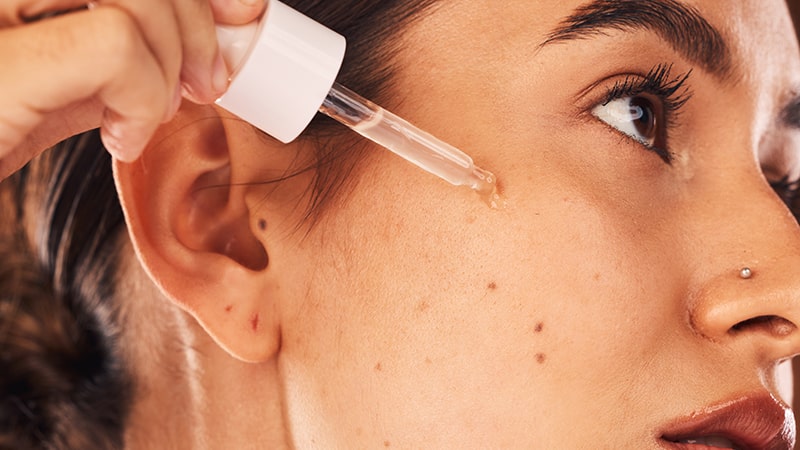 ILUSTRASI pemakaian retinol yang sangat banyak manfaat untuk kulit Wajah.