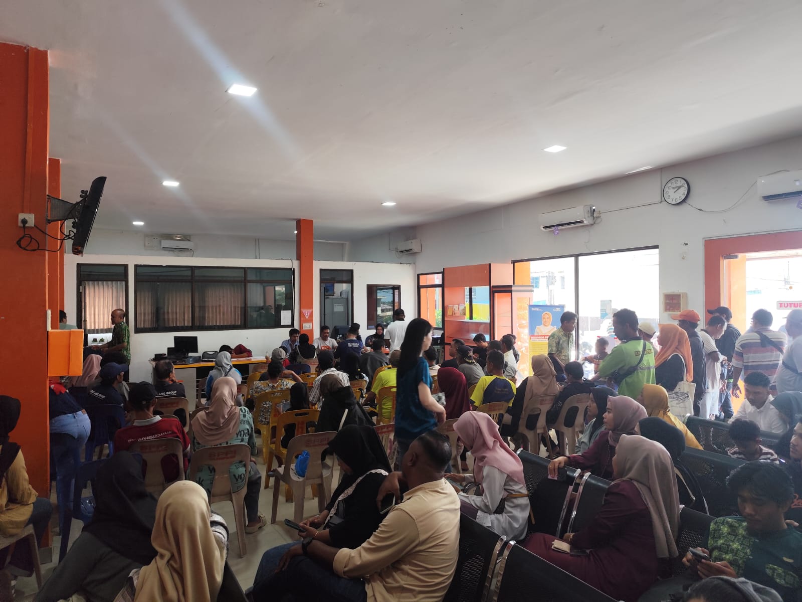 Para warga terlihat mengantre menunggu dipanggil untuk mendapatkan BSU di Kantor POS Tanjungpinang, Jumat (4/7).