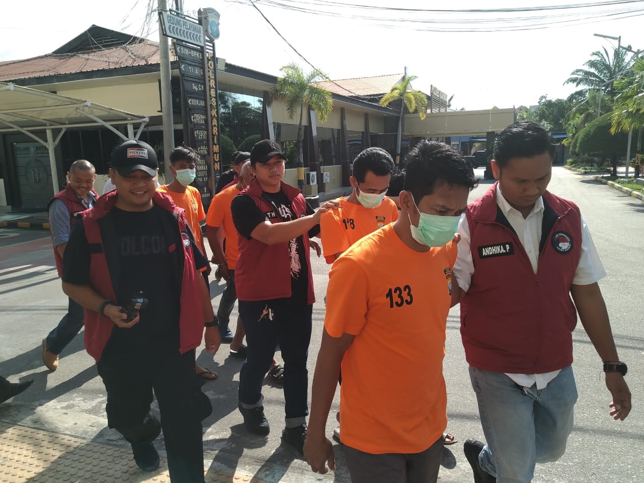 Para pelaku pengedar sabu 2 kg digiring aparat kepolisian.