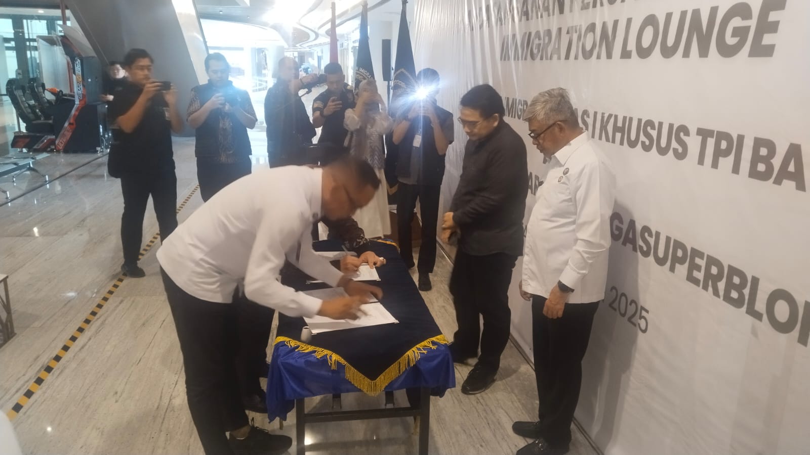 Penandatanganan kerja sama Imigrasi Batam dengan Pollux Kembangkan Immigration Lounge.