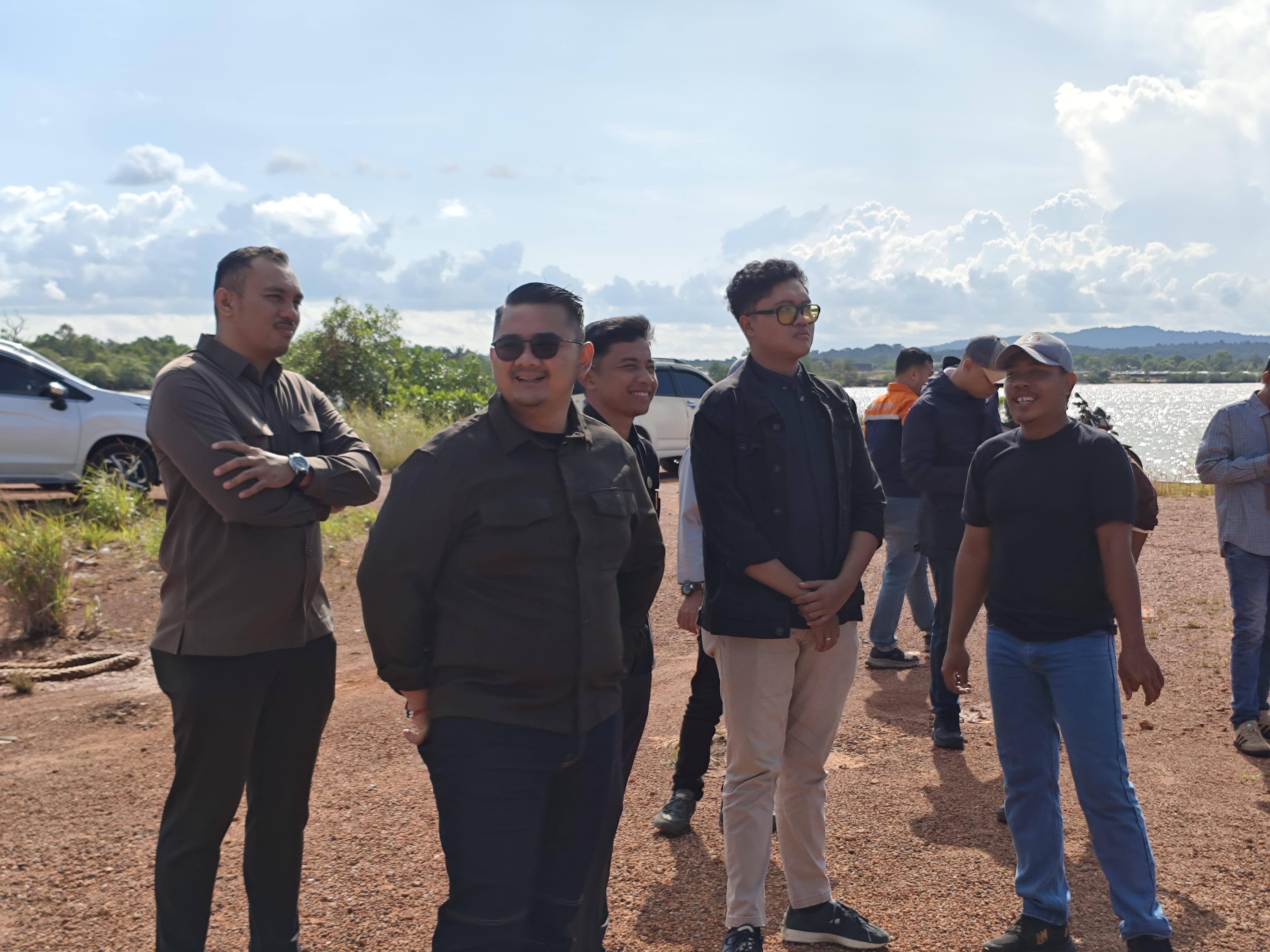 Cokky Wijaya Saputra saat menyambut kedatangan kapal tongkang pengangkut alat berat di Pelabuhan Tanjung Mocoh, Jumat (4/7).