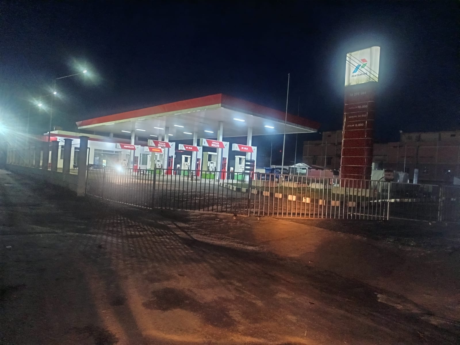 Kondisi SPBU Dabo Singkep pada malam hari, Kamis (3/7).