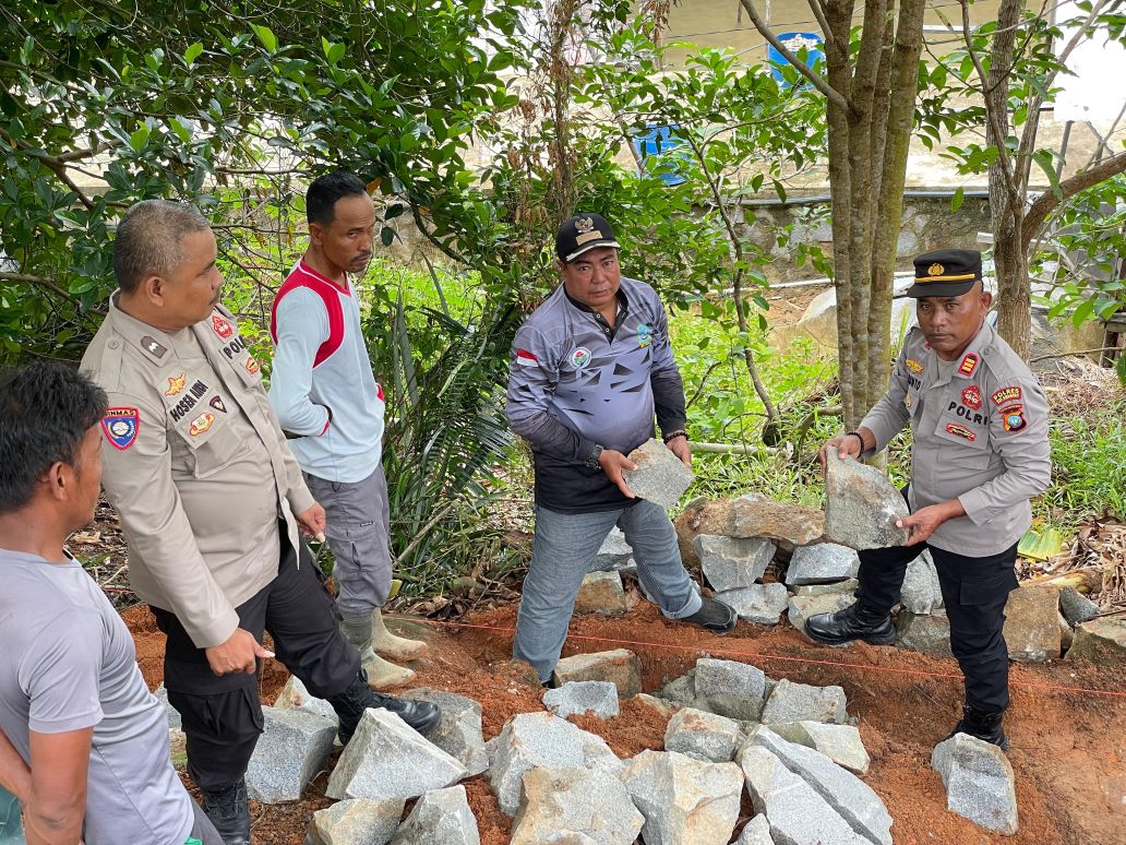 Personil Polres Anambas saat melakukan semenisasi lokasi penempatan tandon air di Desa Pesisir Timur. Tahun ini, polisi membantu 5 unit tandon air ke Desa tersebut.