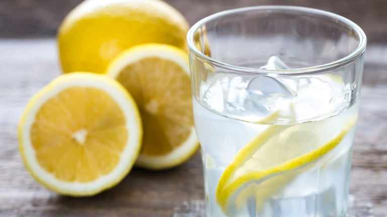 ILUSTRASI. Air lemon dipercaya dapat melancarkan pencernaan, dan meningkatkan sistem kekebalan tubuh.
