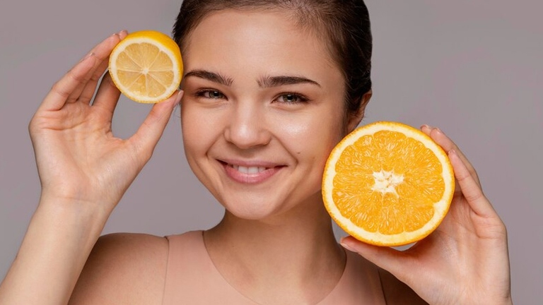 ILUSTRASI. Penggunaan lemon langsung ke kulit wajah perlu dihindari.