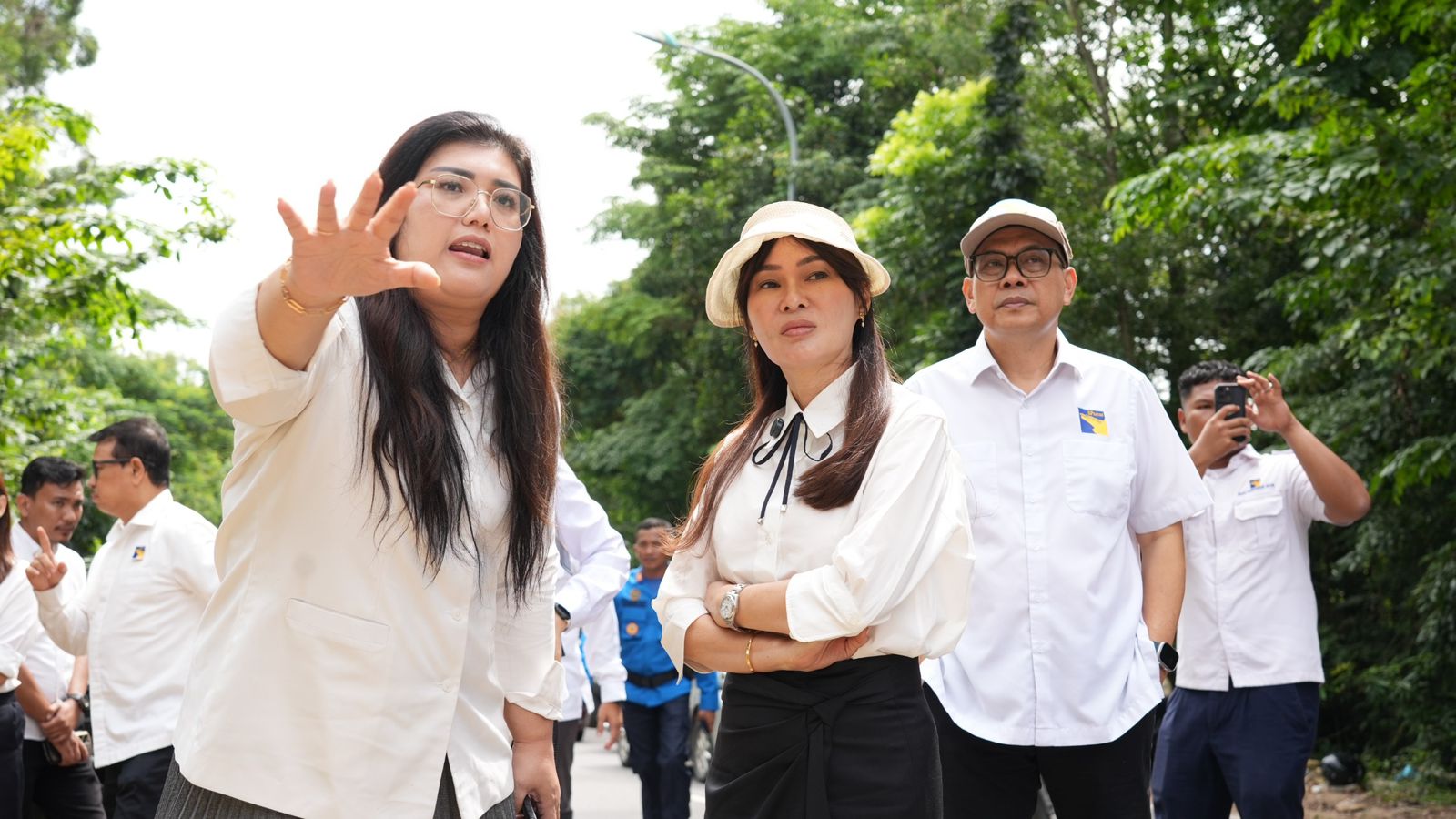 Wakil Kepala BP Batam, Li Claudia Chandra, bersama Deputi Bidang Pelayanan Umum BP Batam, Ariastuty Sirait, saat meninjau lokasi kebocoran.