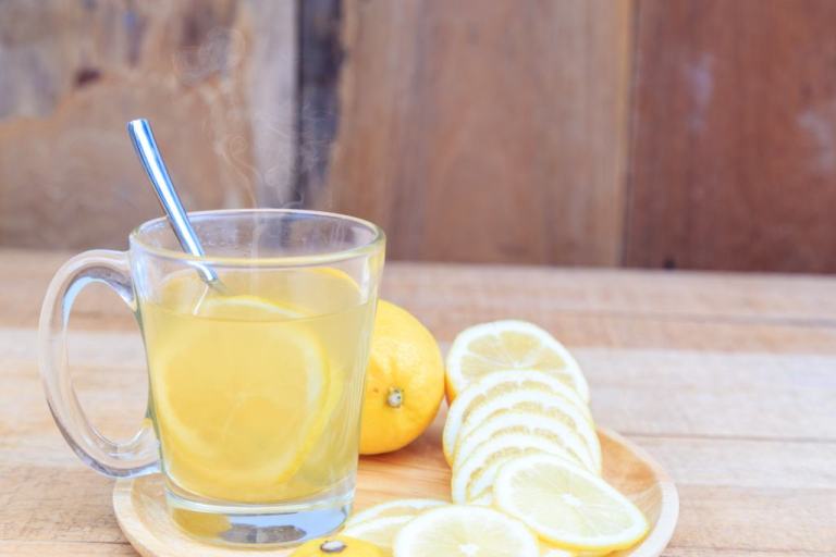 ILUSTRASI. Jangan minum air lemon secara berlebihan bisa mendatangkan efek negatif bagi tubuh.